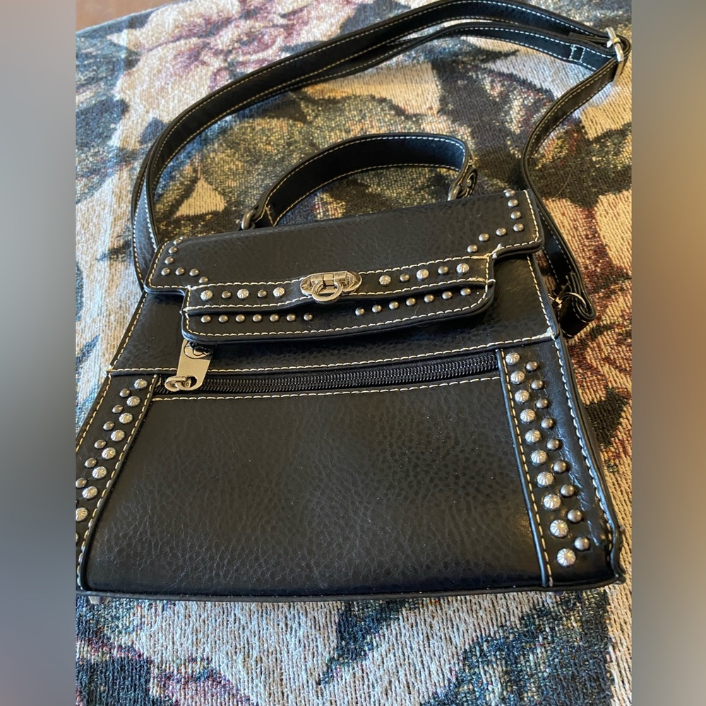This is a P&G PURSE can use crossbdy/shldr/handhld.